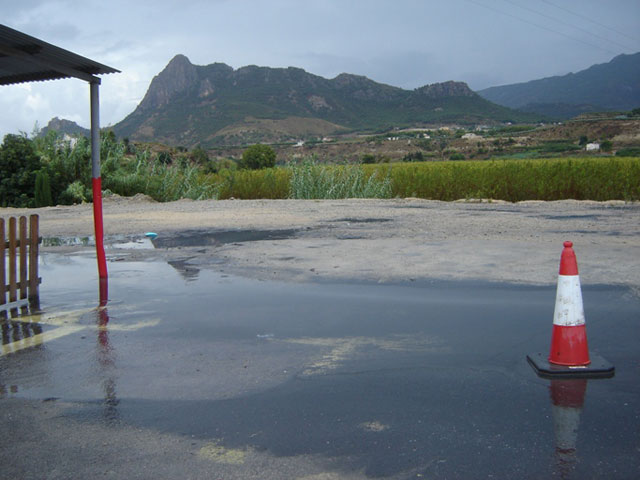 Vista parcial de la explanda (aparcamiento) inundada por aguas fecales