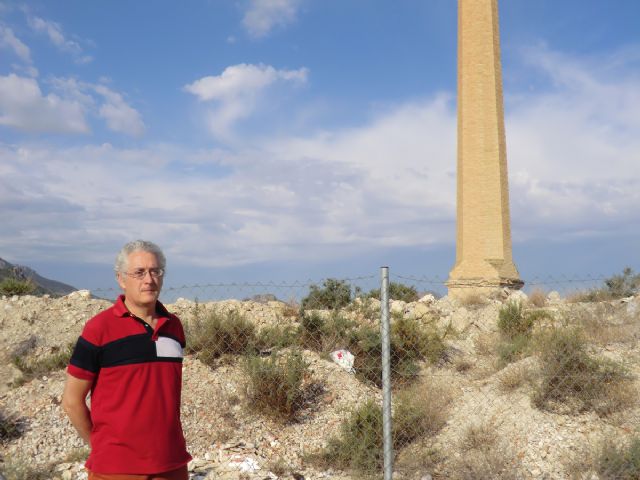 IU-Verdes de Cieza denuncia la deplorable situación de la escombrera junto a la antigua chimenea de 'Los Guiraos'