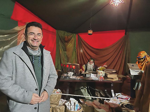 El alcalde visita el campamento de los Reyes Magos en Catafrente