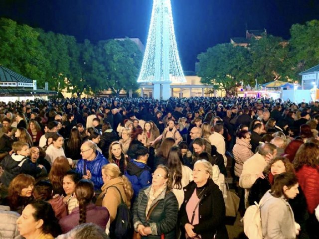 Abarrotada la plaza de España en el sorteo de la campaña de Comercio 'La Navidad es nuestra'