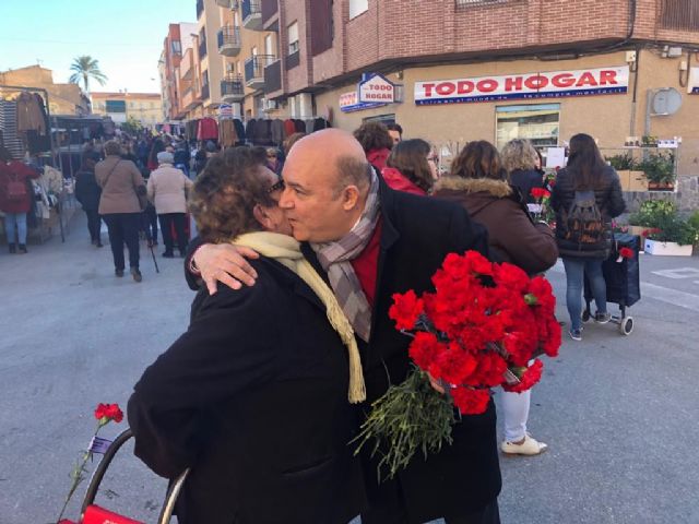 Pascual Lucas junto al Grupo Municipal Socialista felicita el año con un reparto de claveles en el mercado semanal