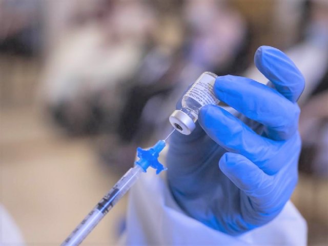 Los ciezanos nacidos entre 1962 y 1986 ya pueden pedir autocita para vacunarse este jueves contra el coronavirus