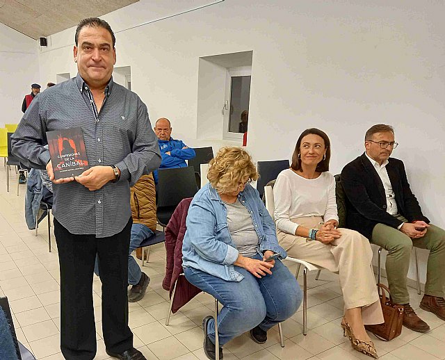 La Biblioteca Municipal Padre Salmerón acogió este miércoles la presentación de 'Confesiones de la caníbal' de Antonio Ortega