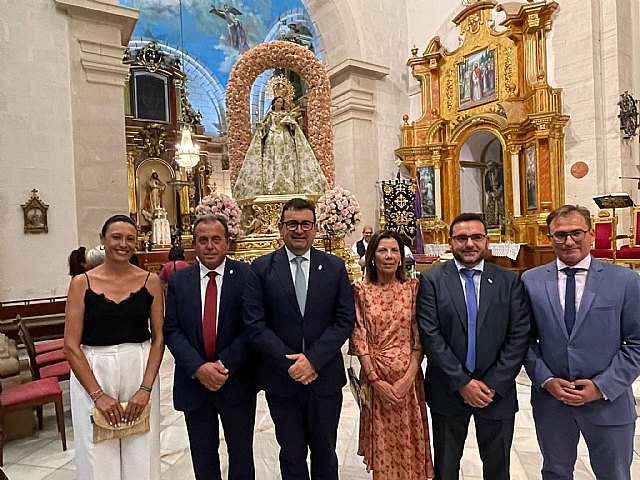 'El pueblo de Cieza, fiel a su tradición, al desfilar acompañando a la Patrona de Cieza en su recorrido hasta la basílica de la Asunción'