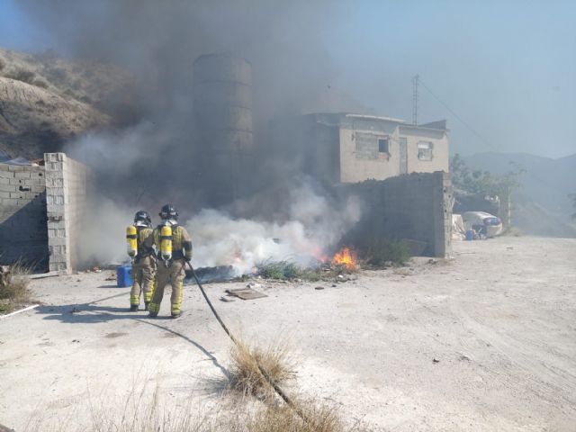 Bomberos extinguen el incendio que se originó en un contenedor en Cieza