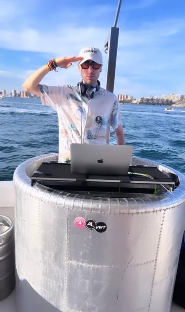 El DJ ciezano Herreranotes debuta en barco en La Manga con éxito