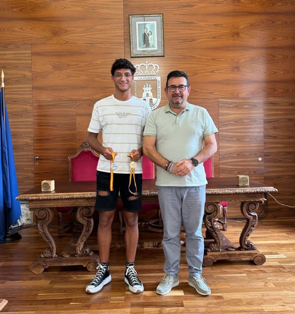 El alcalde recibe a Yoel Ramos, medalla de plata en el Europeo MEVZA sub-19 de voley playa